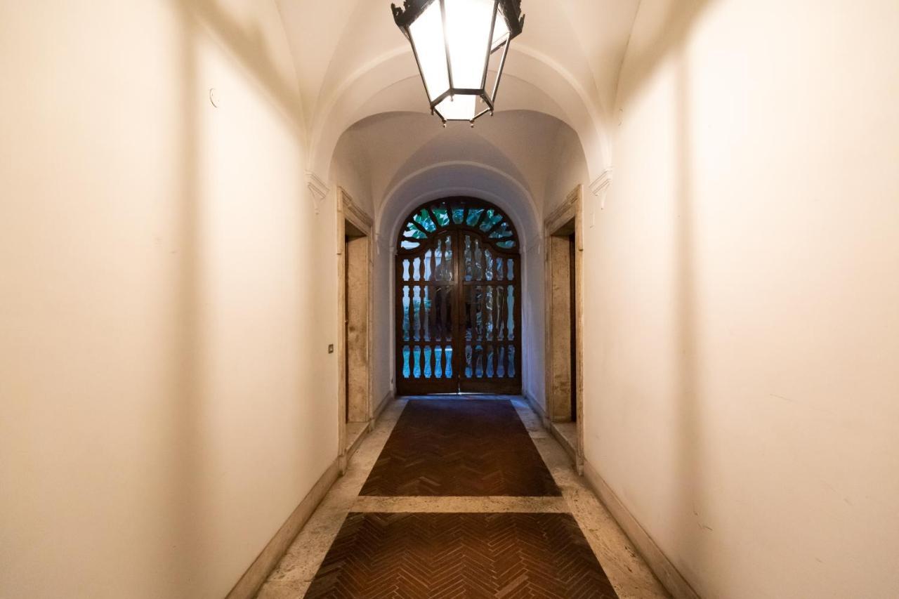 דירות רומא Chic And Style In Historical Via Giulia מראה חיצוני תמונה